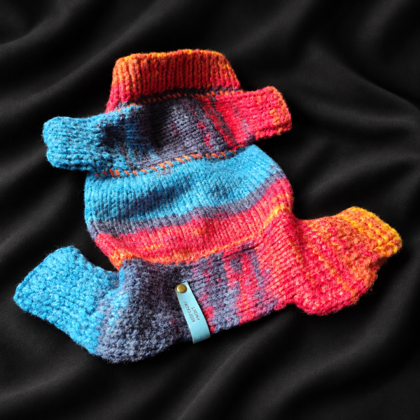 All Four sweater All Four mājdzīvnieku džemperis izklāts uz melna auduma