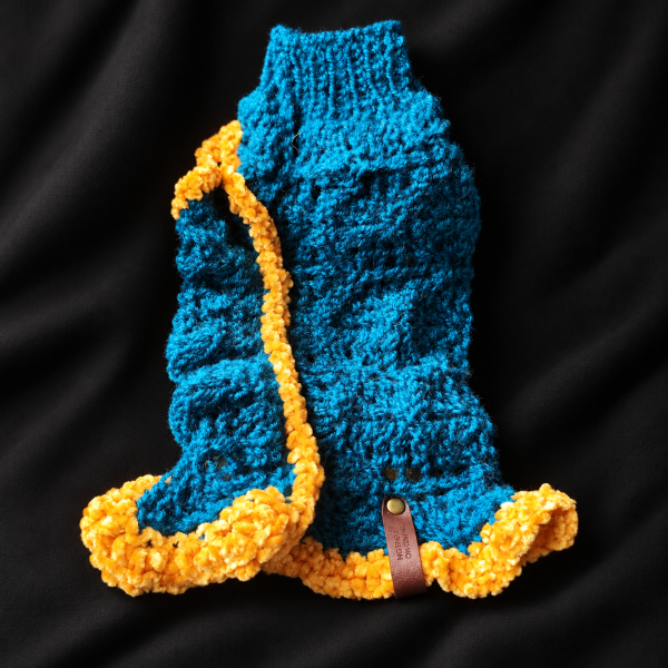 Just Because sweater (2) Разложенный свитер Just Because с асимметричной жёлтой окантовкой